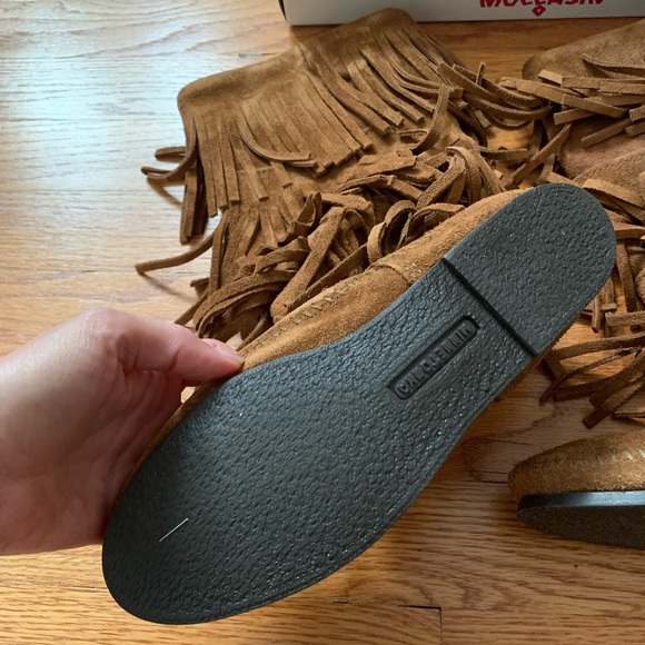 New with box Minnetonka suede fringe boots 6 - Picture 4 of 5